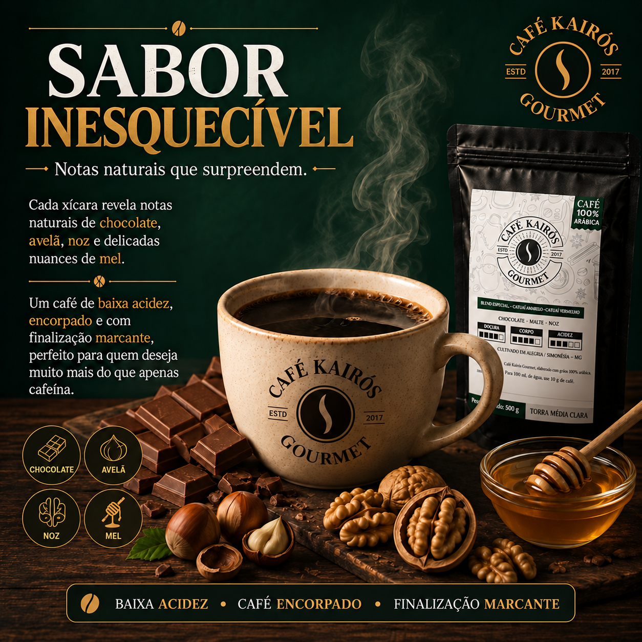 Café servido na xícara ao lado do pacote Café Kairós Gourmet, com chocolate, castanhas e mel, em uma composição verde escura e dourada
